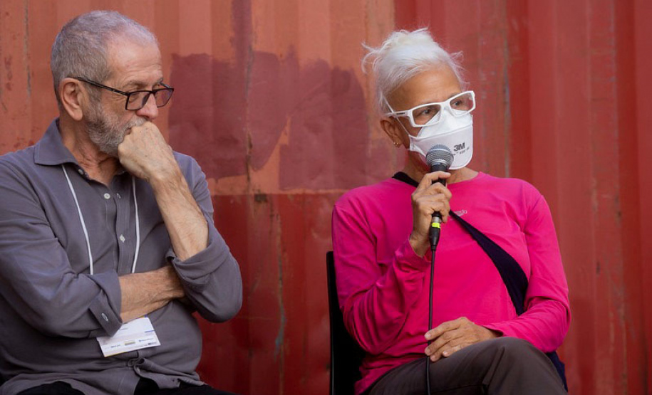 Exposição fotográfica do Festival de Curitiba é apresentada no vão livre do MON