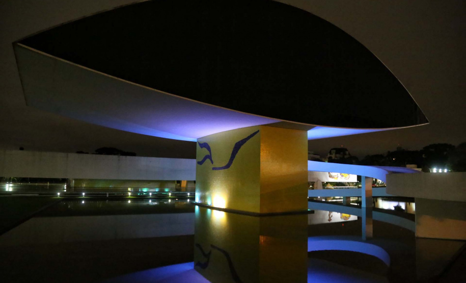 Prédios públicos da capital são iluminados de azul em apoio ao Dia Mundial de Conscientização do Autismo