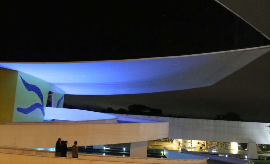 Prédios públicos da capital são iluminados de azul em apoio ao Dia Mundial de Conscientização do Autismo