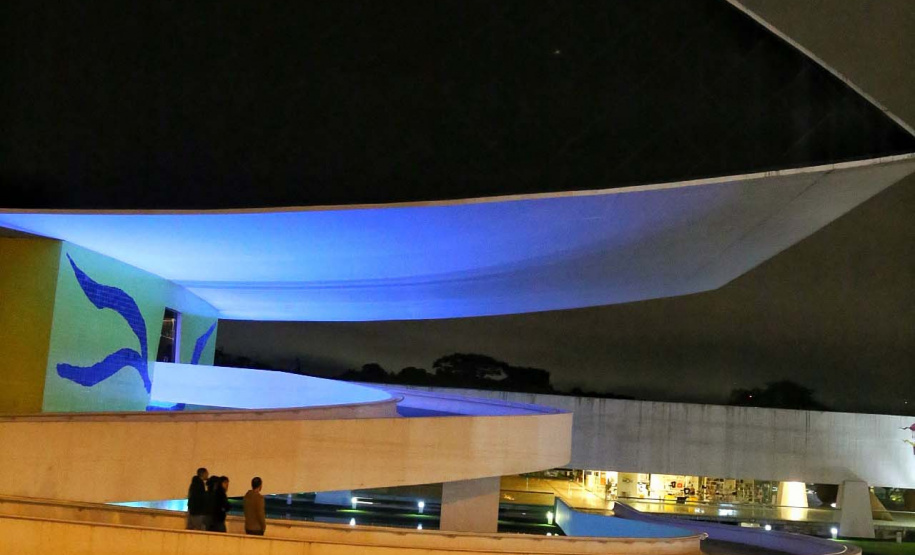 Prédios públicos da capital são iluminados de azul em apoio ao Dia Mundial de Conscientização do Autismo