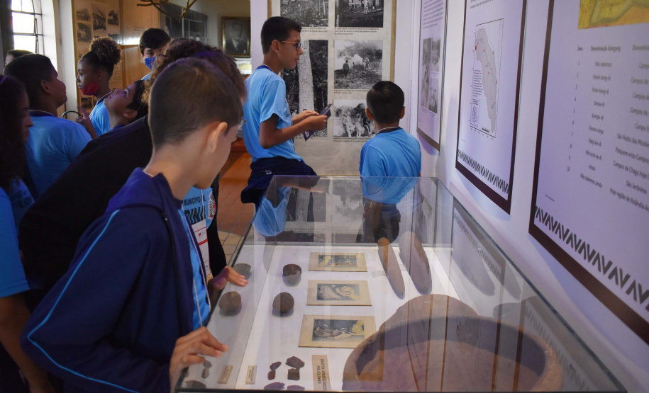 Livro de indígenas Kaingang é entregue a museu e rede pública de ensino