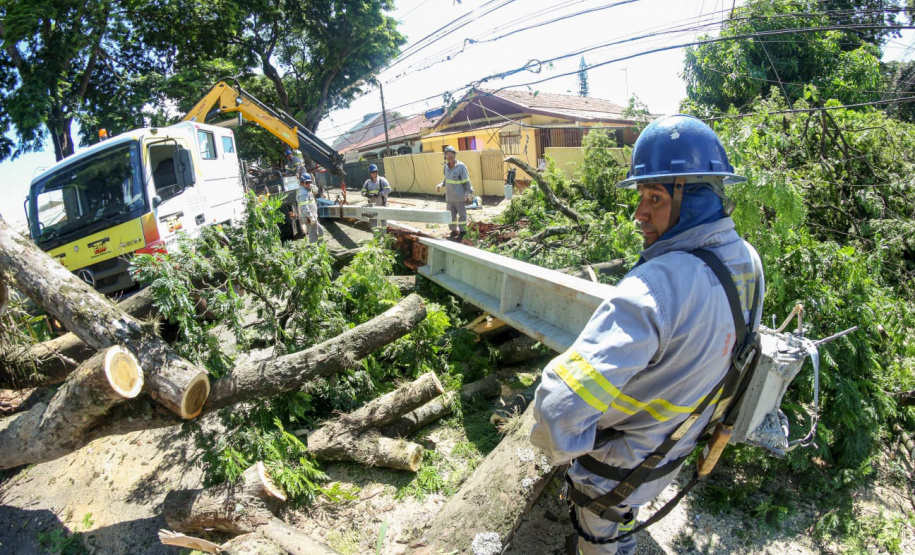 Com trabalho intenso durante a noite, Copel religa quase 90% das unidades afetadas pelo temporal - Na foto, trabalhos na área central dae Maringá: avenidas Mandacaru, XV de Novembro, Colombo e Rua Piratininga - Curitiba, 24/04/2022 Com trabalho intenso durante a noite, Copel religa quase 90% das unidades afetadas pelo temporal - Na foto, trabalhos na área central de Maringá: avenidas Mandacaru, XV de Novembro, Colombo e Rua Piratininga - Curitiba, 24/04/2022