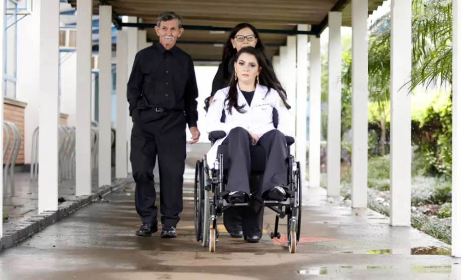 Unioeste forma a primeira estudante de Medicina com tetraparesia do Brasil