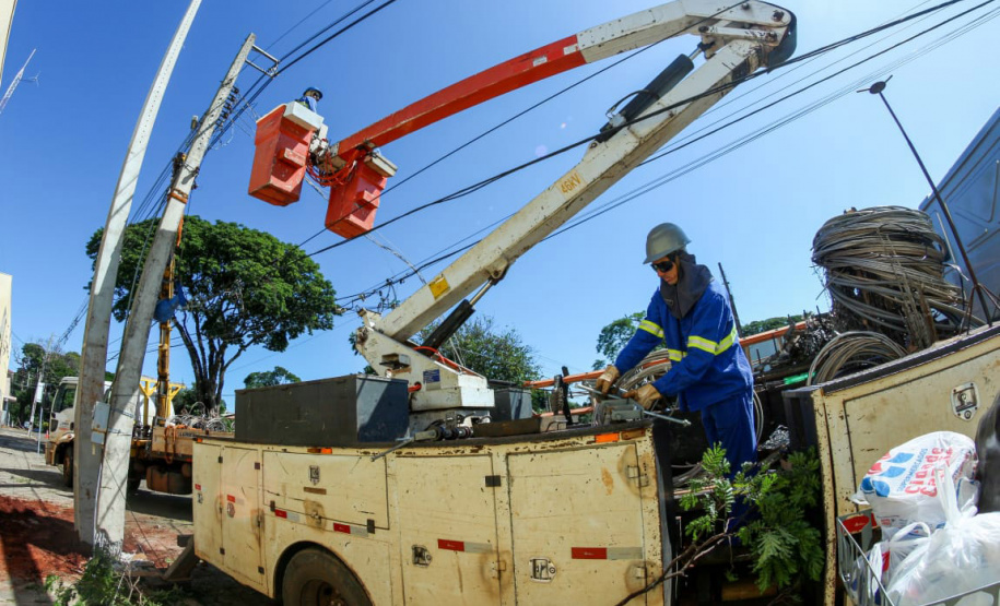 Com trabalho intenso durante a noite, Copel religa quase 90% das unidades afetadas pelo temporal - Na foto, trabalhos na área central dae Maringá: avenidas Mandacaru, XV de Novembro, Colombo e Rua Piratininga - Curitiba, 24/04/2022