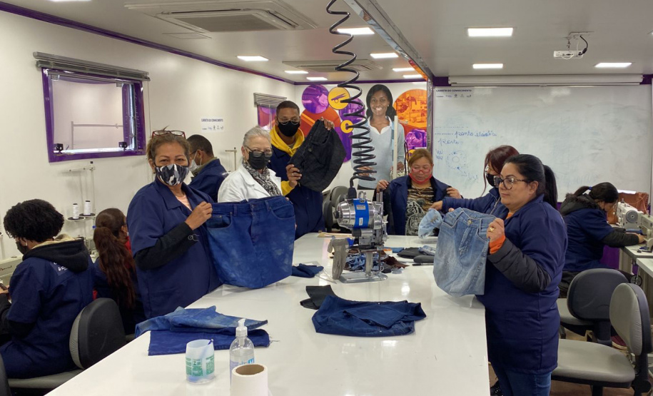 Carretas do Conhecimento formam 174 pessoas em Curitiba no mês de abril