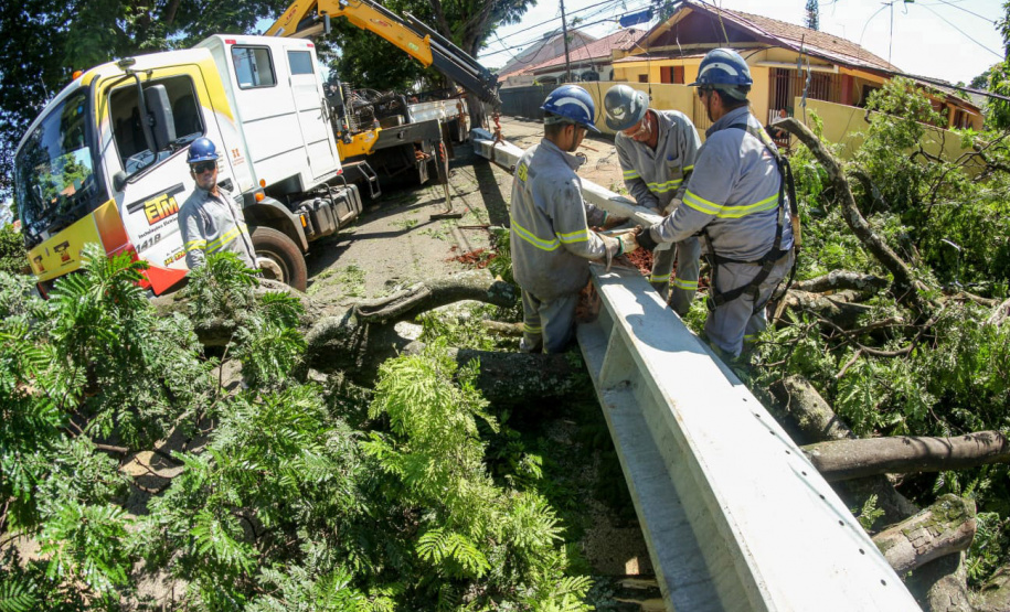 Copel intensifica força-tarefa para atender pior evento climático da sua história em Maringá