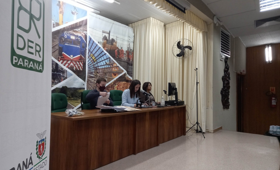 DER/PR analisa documentos da obra de iluminação da BR-277 na região Oeste