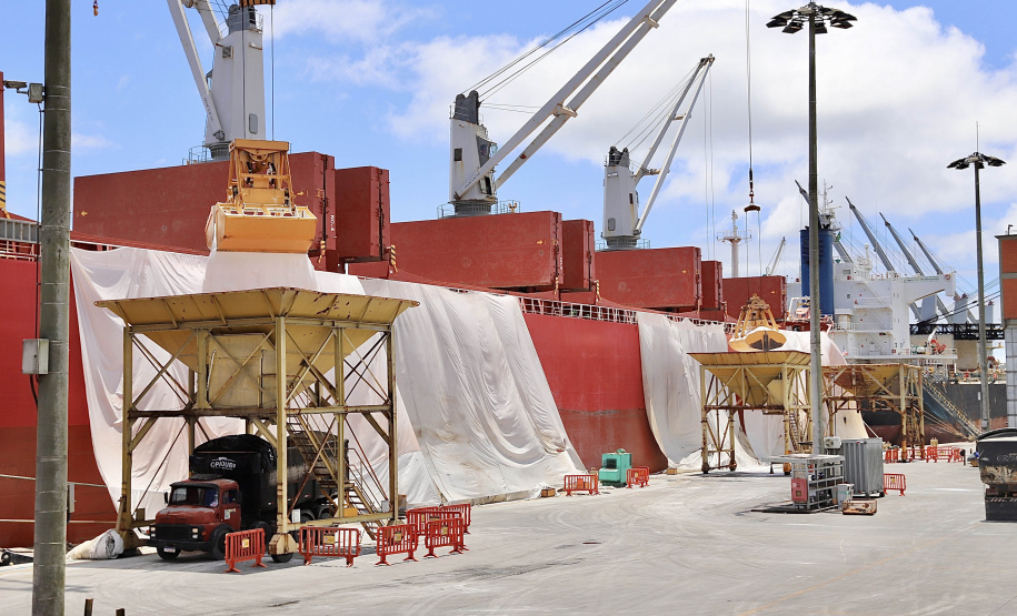 Descarga de fertilizantes segue aquecida nos Portos do Paraná