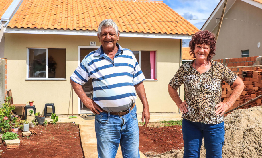Vila Santana, em Prudentópolis, é exemplo do impacto dos programas do Estado na vida das pessoas. Na foto, Olívio Gonçalves e Vitória Pryzygocki.