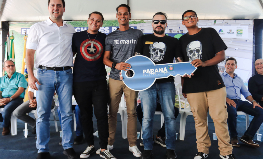 Governador Carlos Massa Ratinho Junior entrega moradias para 160 famílias em Paranavaí - Paranavaí, 20/04/2022