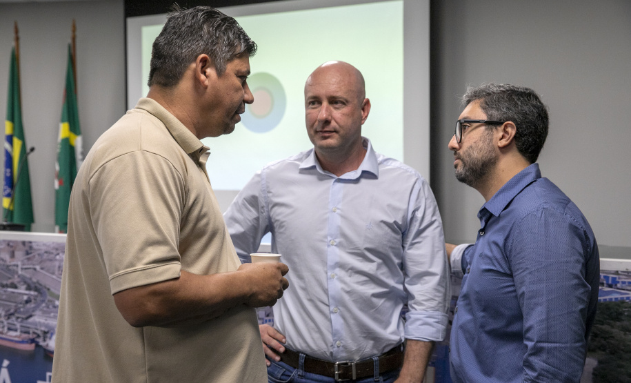 Autoridade portuária recebe representantes de trabalhadores
