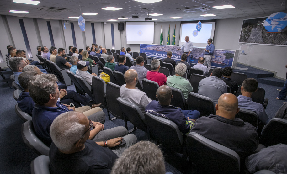 Autoridade portuária recebe representantes de trabalhadores