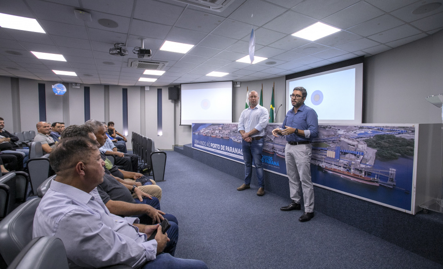 Autoridade portuária recebe representantes de trabalhadores