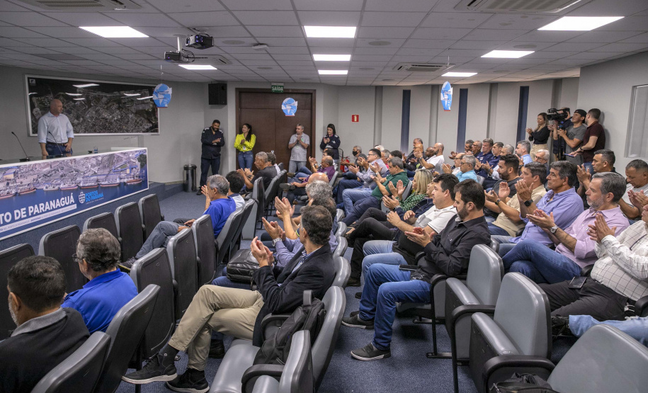 Autoridade portuária recebe representantes de trabalhadores