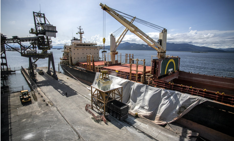 Descarga de fertilizantes segue aquecida nos Portos do Paraná