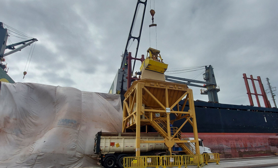 Descarga de fertilizantes segue aquecida nos Portos do Paraná