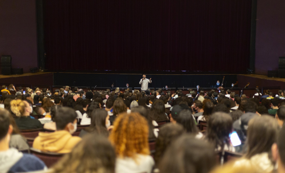 Teatro Guaíra recebe alunos de escolas públicas de Curitiba para apresentação de “Terra Brasilis”
