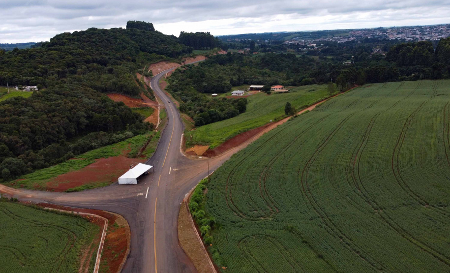 Trecho da ligação asfáltica entre os municípios de Mato Rico e Pitanga, na região central do Estado -