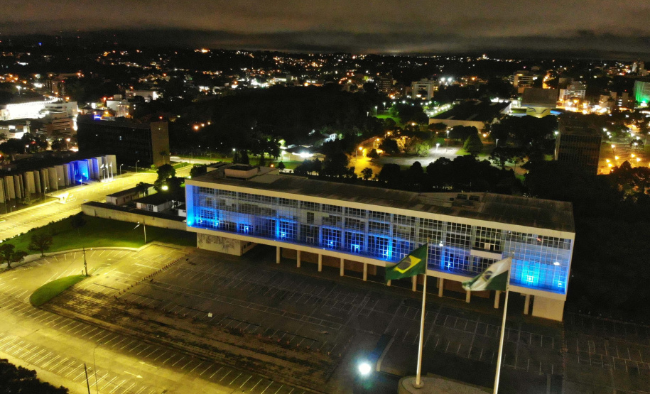 Prédios públicos da capital são iluminados de azul em apoio ao Dia Mundial de Conscientização do Autismo