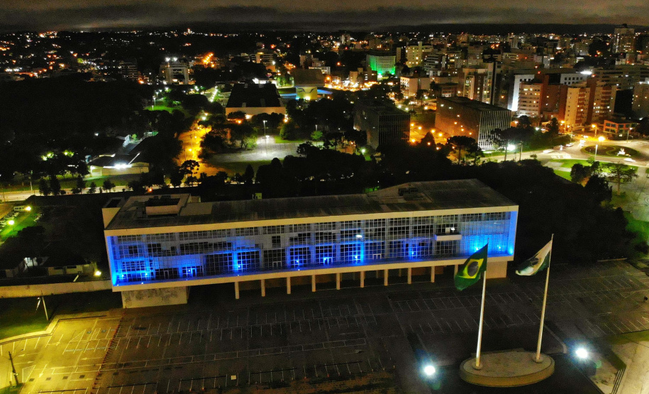 Prédios públicos da capital são iluminados de azul em apoio ao Dia Mundial de Conscientização do Autismo