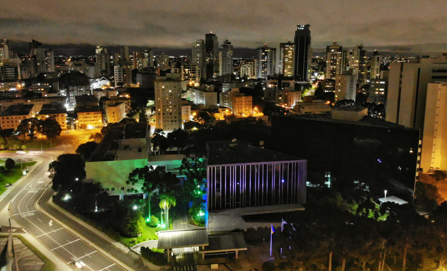 Prédios públicos da capital são iluminados de azul em apoio ao Dia Mundial de Conscientização do Autismo