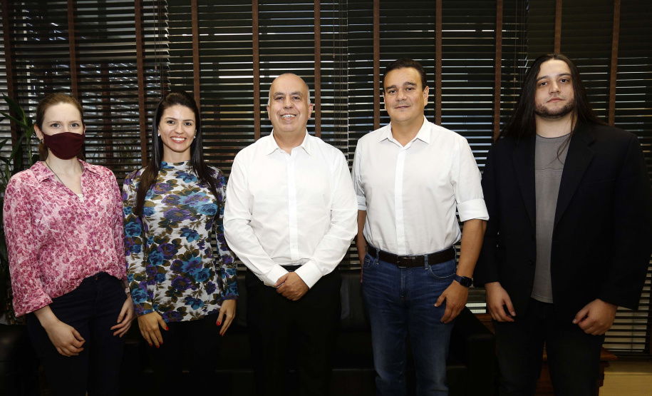 Secretaria de Saúde apresenta nova ouvidora do SUS no Paraná (de azul na foto)