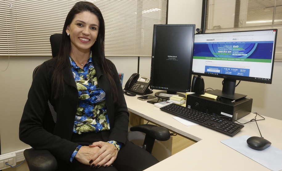 Secretaria de Saúde apresenta nova ouvidora do SUS no Paraná (de azul na foto) Lais Alves Ventura é a nova ouvidora geral da Saúde no Paraná