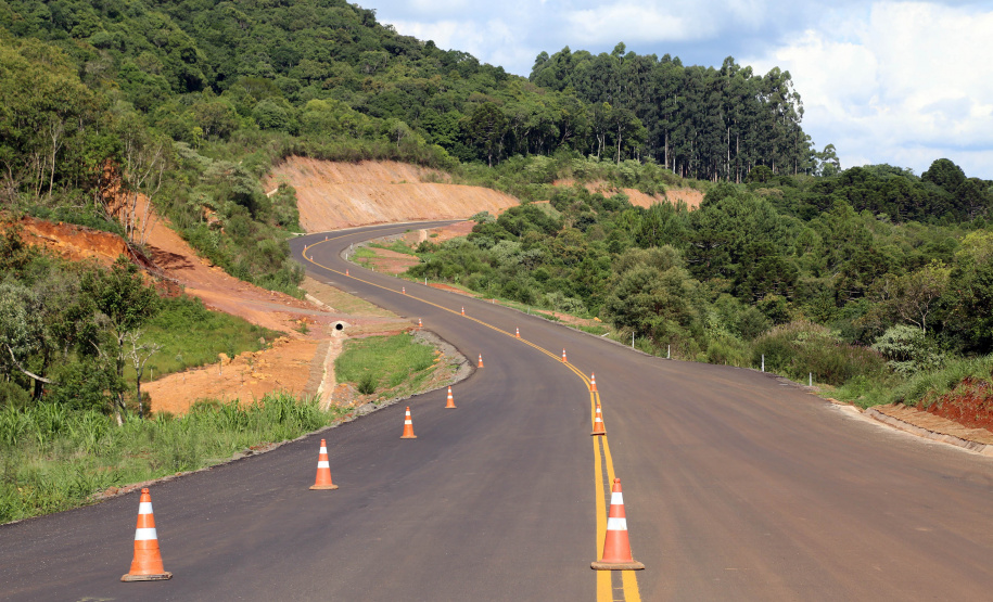 Trecho da ligação asfáltica entre os municípios de Mato Rico e Pitanga, na região central do Estado -