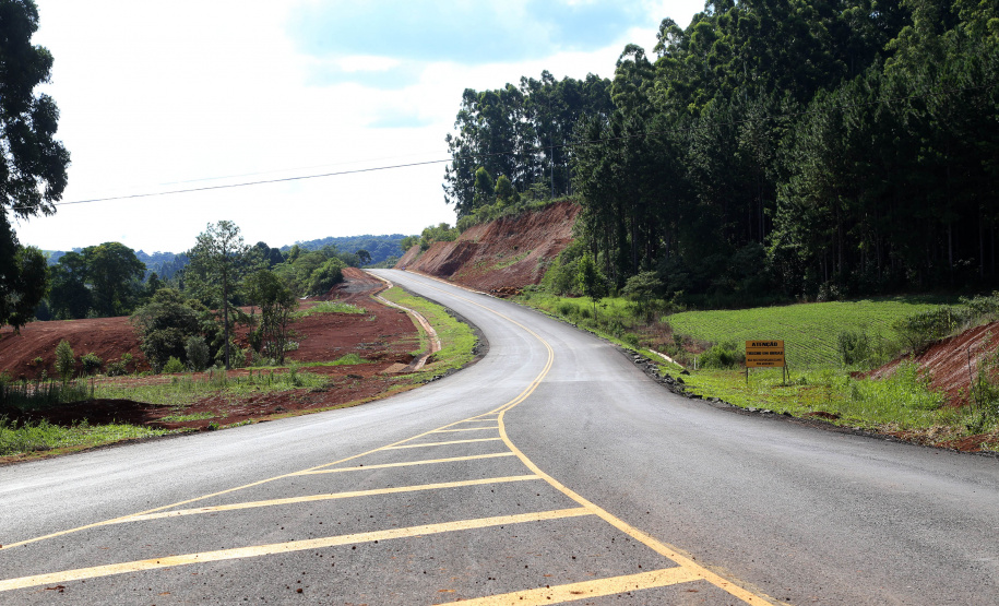 Trecho da ligação asfáltica entre os municípios de Mato Rico e Pitanga, na região central do Estado -