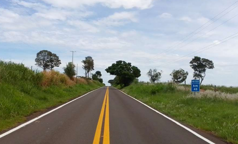 DER/PR executou serviços de sinalização horizontal e instalação de tachas refletivas em 11,43 km da PR-557, entre Diamante do Norte e o distrito de Adhemar de Barros -