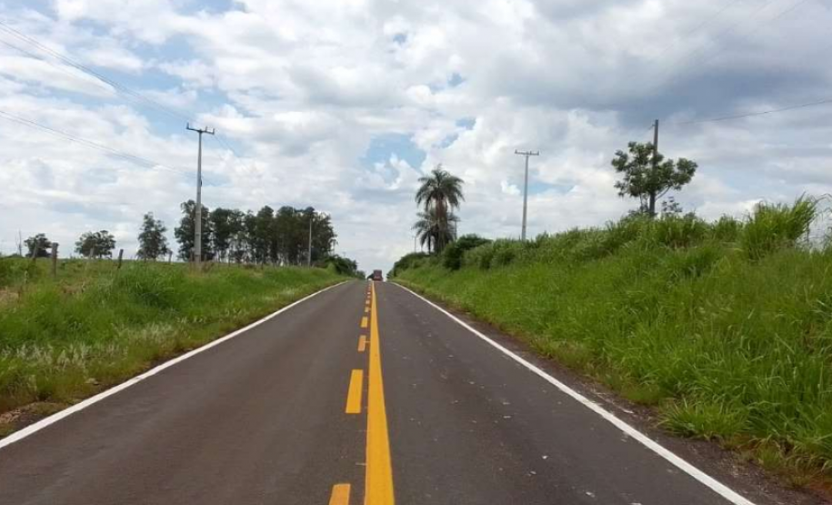 DER/PR executou serviços de sinalização horizontal e instalação de tachas refletivas em 11,43 km da PR-557, entre Diamante do Norte e o distrito de Adhemar de Barros -