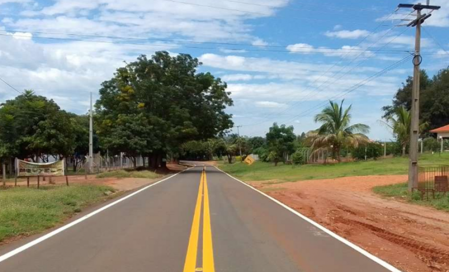 DER/PR executou serviços de sinalização horizontal e instalação de tachas refletivas em 11,43 km da PR-557, entre Diamante do Norte e o distrito de Adhemar de Barros -