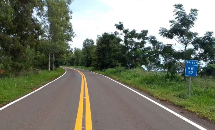 DER/PR executou serviços de sinalização horizontal e instalação de tachas refletivas em 11,43 km da PR-557, entre Diamante do Norte e o distrito de Adhemar de Barros -