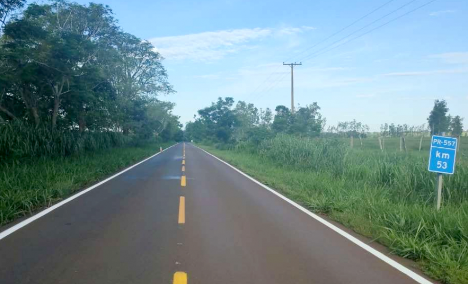 DER/PR executou serviços de sinalização horizontal e instalação de tachas refletivas em 11,43 km da PR-557, entre Diamante do Norte e o distrito de Adhemar de Barros -