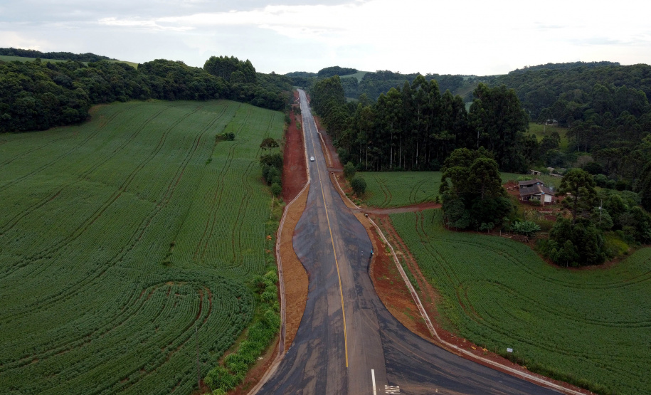 Trecho da ligação asfáltica entre os municípios de Mato Rico e Pitanga, na região central do Estado -