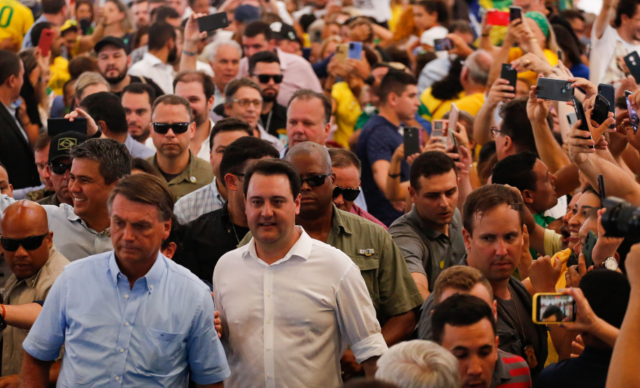 O governador Carlos Massa Ratinho Junior visitou neste sábado (9), ao lado do presidente da República, Jair Bolsonaro, o Santuário de São Miguel Arcanjo, em Bandeirantes, na Região Norte. - Bandeirantes, 09/04/2022