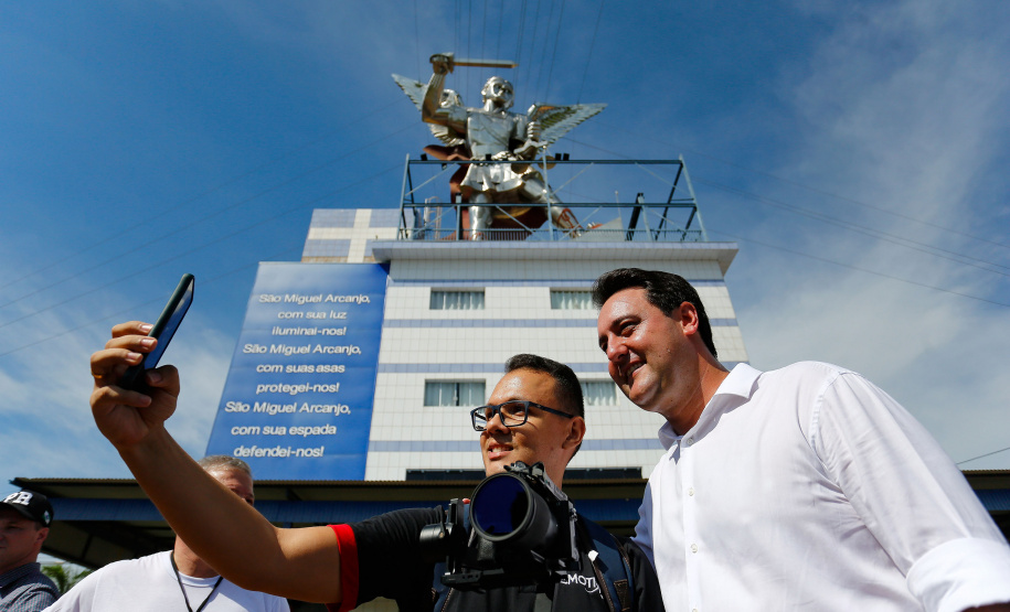 O governador Carlos Massa Ratinho Junior visitou neste sábado (9), ao lado do presidente da República, Jair Bolsonaro, o Santuário de São Miguel Arcanjo, em Bandeirantes, na Região Norte. - Bandeirantes, 09/04/2022