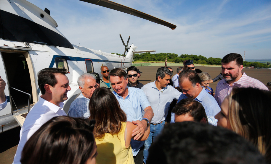 O governador Carlos Massa Ratinho Junior visitou neste sábado (9), ao lado do presidente da República, Jair Bolsonaro, o Santuário de São Miguel Arcanjo, em Bandeirantes, na Região Norte. - Bandeirantes, 09/04/2022