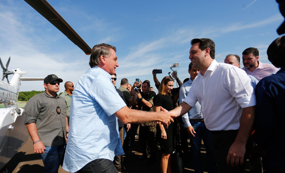 O governador Carlos Massa Ratinho Junior visitou neste sábado (9), ao lado do presidente da República, Jair Bolsonaro, o Santuário de São Miguel Arcanjo, em Bandeirantes, na Região Norte. - Bandeirantes, 09/04/2022