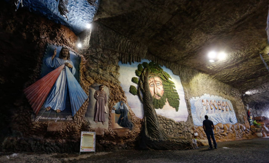 Santuário de São Miguel Arcanjo, em Bandeirantes, - Bandeirantes, 09/04/2022