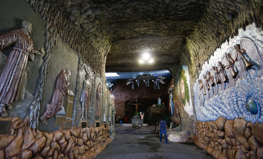 Santuário de São Miguel Arcanjo, em Bandeirantes, - Bandeirantes, 09/04/2022