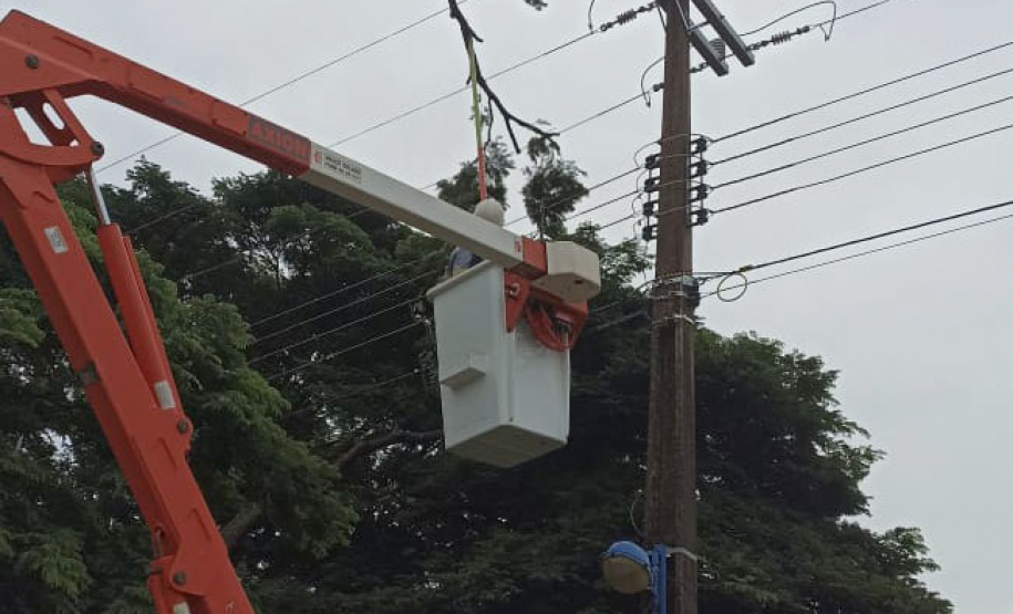 Após fortes chuvas, equipes da Copel trabalham em todo o Estado para recompor rede de energia