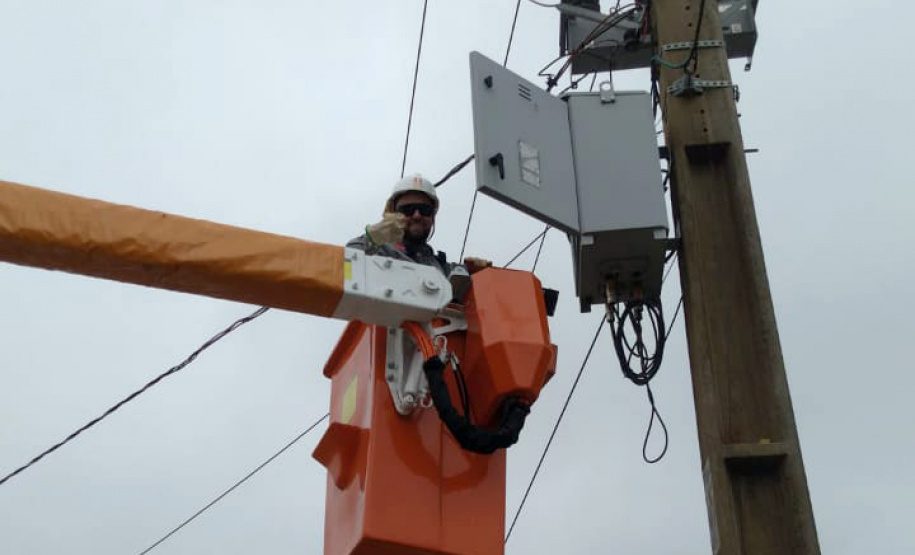 Equipes da Copel religaram 80% dos domicílios após temporal; trabalho segue em todo o Estado