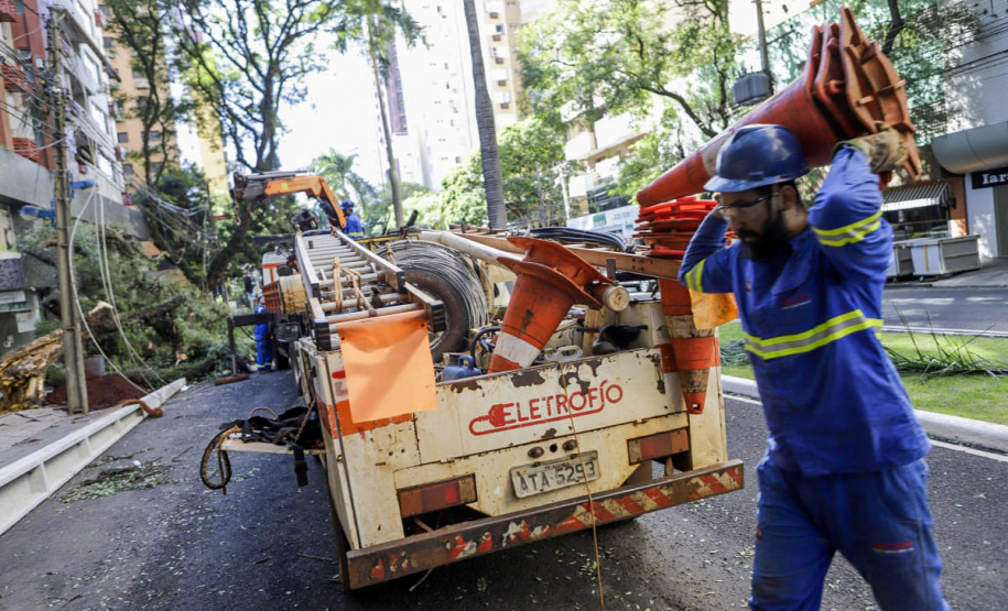 Com trabalho intenso durante a noite, Copel religa quase 90% das unidades afetadas pelo temporal - Na foto, trabalhos na área central dae Maringá: avenidas Mandacaru, XV de Novembro, Colombo e Rua Piratininga - Curitiba, 24/04/2022