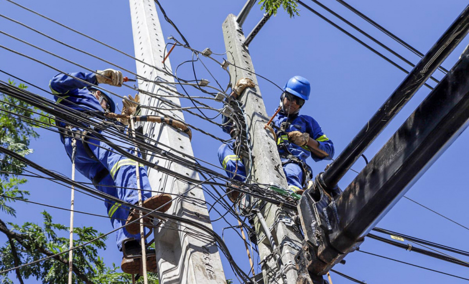 Com trabalho intenso durante a noite, Copel religa quase 90% das unidades afetadas pelo temporal - Na foto, trabalhos na área central dae Maringá: avenidas Mandacaru, XV de Novembro, Colombo e Rua Piratininga - Curitiba, 24/04/2022