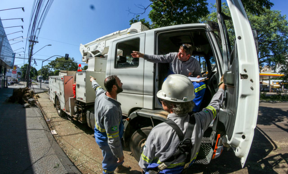 Com trabalho intenso durante a noite, Copel religa quase 90% das unidades afetadas pelo temporal - Na foto, trabalhos na área central dae Maringá: avenidas Mandacaru, XV de Novembro, Colombo e Rua Piratininga - Curitiba, 24/04/2022