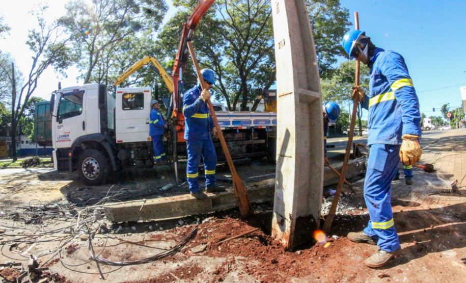 Com trabalho intenso durante a noite, Copel religa quase 90% das unidades afetadas pelo temporal - Na foto, trabalhos na área central dae Maringá: avenidas Mandacaru, XV de Novembro, Colombo e Rua Piratininga - Curitiba, 24/04/2022