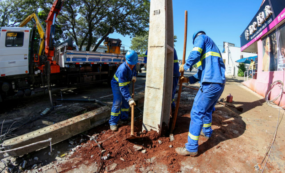 Com trabalho intenso durante a noite, Copel religa quase 90% das unidades afetadas pelo temporal - Na foto, trabalhos na área central dae Maringá: avenidas Mandacaru, XV de Novembro, Colombo e Rua Piratininga - Curitiba, 24/04/2022
