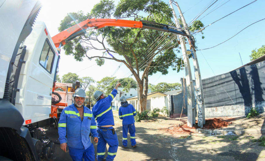 Com trabalho intenso durante a noite, Copel religa quase 90% das unidades afetadas pelo temporal - Na foto, trabalhos na área central dae Maringá: avenidas Mandacaru, XV de Novembro, Colombo e Rua Piratininga - Curitiba, 24/04/2022