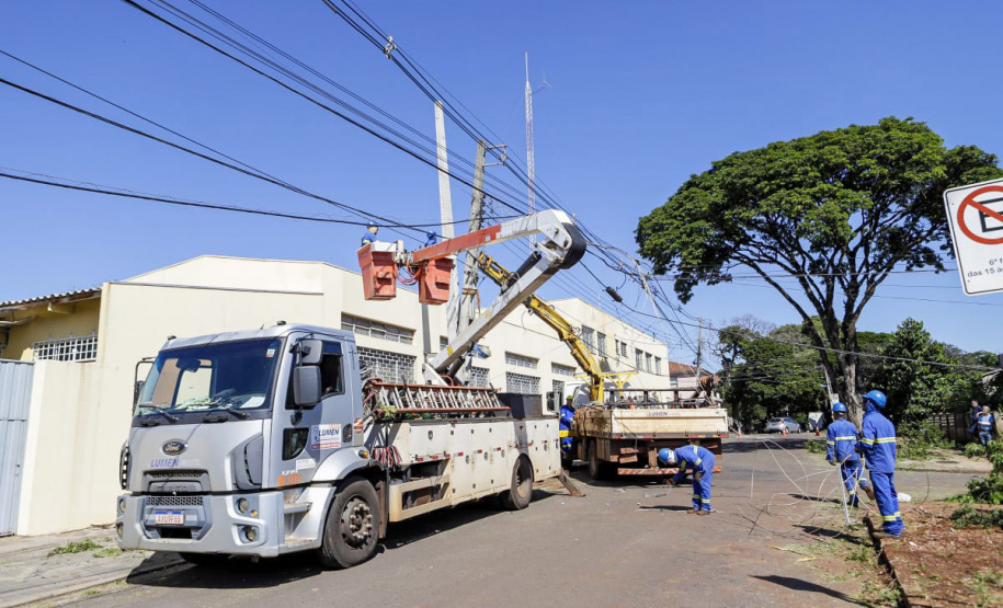 Com trabalho intenso durante a noite, Copel religa quase 90% das unidades afetadas pelo temporal - Na foto, trabalhos na área central dae Maringá: avenidas Mandacaru, XV de Novembro, Colombo e Rua Piratininga - Curitiba, 24/04/2022